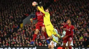 Алисон се завърна в игра за Ливърпул с нелепа грешка, довела до дузпа и картон (ВИДЕО)