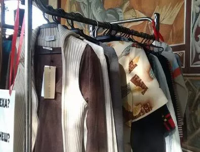 Църковен храм в Дупница раздава дрехи за нуждаещи се