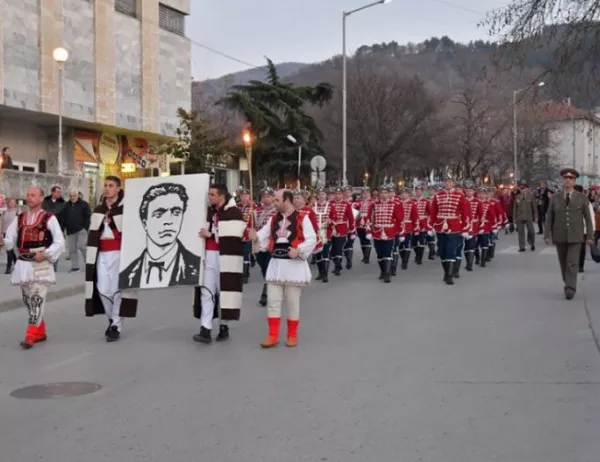 Кметът на Петрич застана начело на местното шествие в памет на Левски