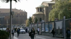 Паркирани коли на площад "Света Неделя" в София ще има поне до 2022 г.