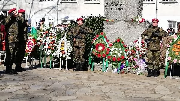 Стара Загора отдаде почит пред Апостола на свободата (СНИМКИ)