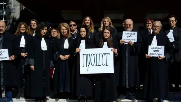 Адвокати от Смолян на протест: Не на пълзящия фашизъм!