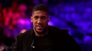 Промоутърът на Кобрата покани Джошуа да подпише с неговата компания