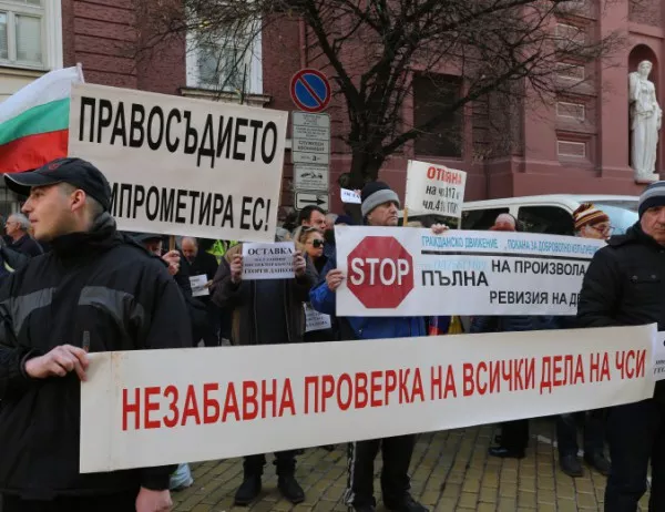 Протестиращи срещу ЧСИ се срещнаха с Цачева