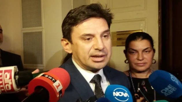 Депутат от ДПС отрича и отрича, че партията му задкулисно управлява България