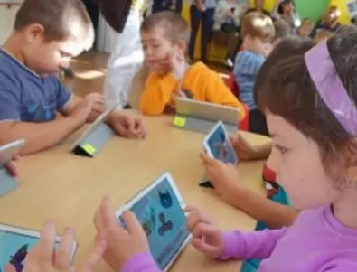 Как влияят електронните устройства върху развитието на децата, обясни министъра