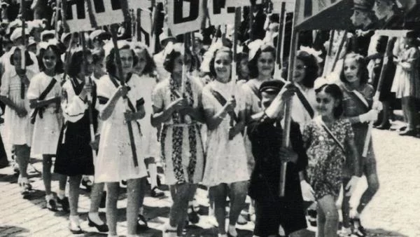 Лекция разказва как се развива учебното дело в Бургас през 60 години