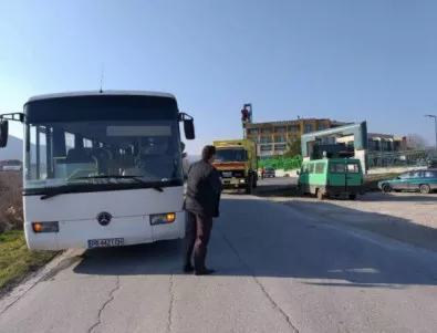 Автобус с 35 души излезе от пътя край Пловдив, засякъл го шофьор с изтекла книжка (СНИМКИ)