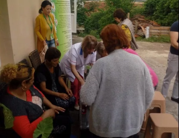 Здравни специалисти преглеждат деца от ромския квартал в Русе