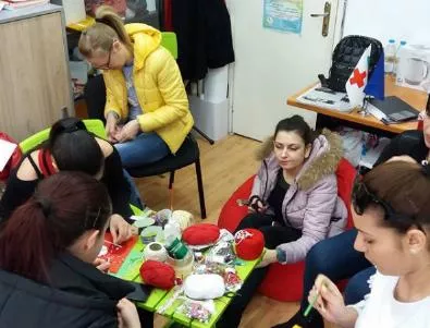 Деца, студенти и възрастни хора от Бургас изработват мартеници за благотворителност