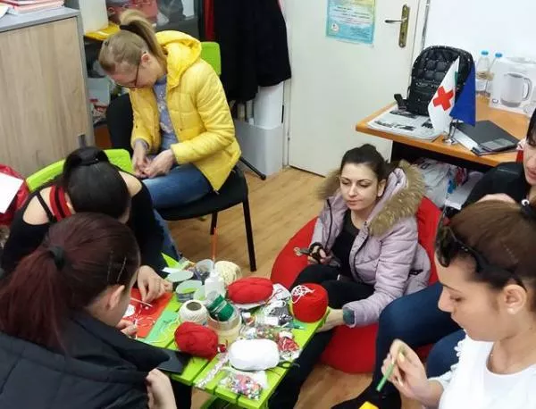 Деца, студенти и възрастни хора от Бургас изработват мартеници за благотворителност