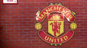 Манчестър Юнайтед залага на червено и черно за новия сезон, връща се към старо лого (СНИМКА)
