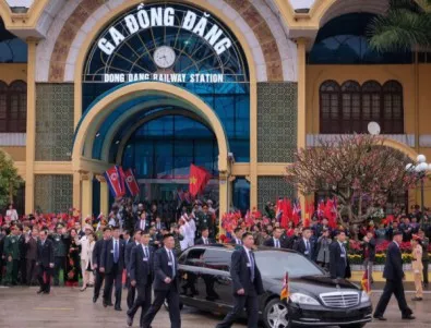 Ким Чен Ун във Виетнам - кортеж от 30 коли и тичаща охрана (ВИДЕО)