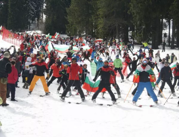 Ски спускане със знамена и носии в Пампорово, шествие и заря в Чепеларе за 3-ти март