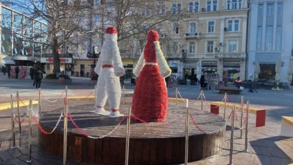 Огромни Пижо и Пенда радват пловдивчани в центъра на града