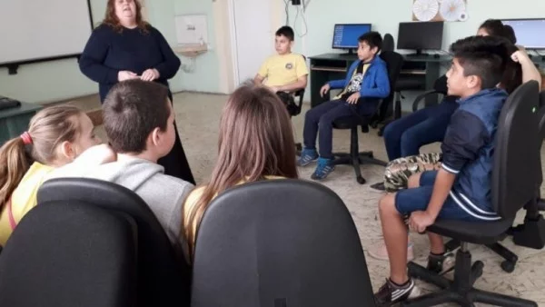 Русенски ученици отбелязват Деня на розовата фланелка