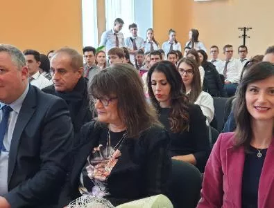 Еврокомисар Мария Габриел проведе среща с ученици в Кюстендил