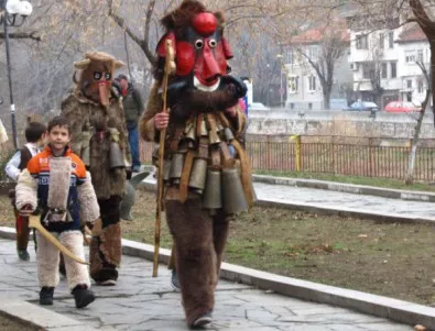 Група асеновградчани предизвикват децата с конкурс за кукерска маска
