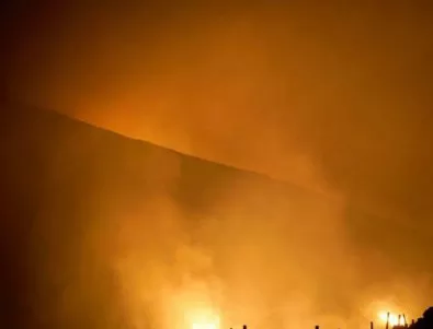 Продължава евакуацията на о. Гран Канария. Ще овладеят ли пожарите? (ВИДЕО) 