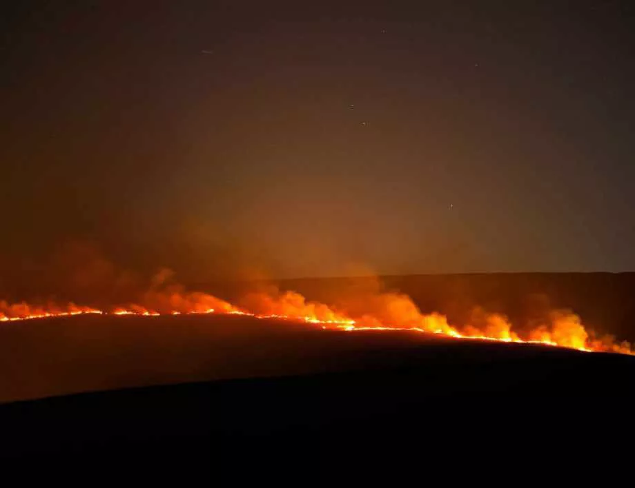 Голям горски пожар бушува край Атина