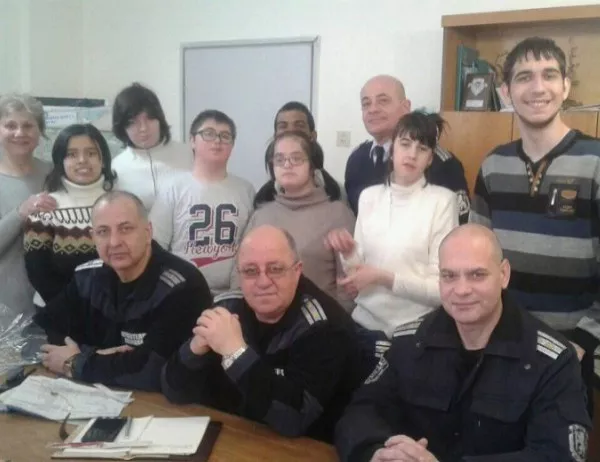 Деца от Бургас се отблагодариха на полицейски служители с мартенички