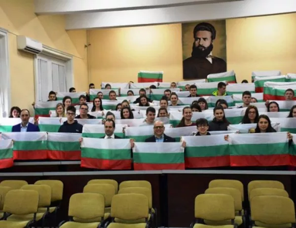 Калин Каменов: За три години над 10 000 ученици получиха български знамена за Националния празник