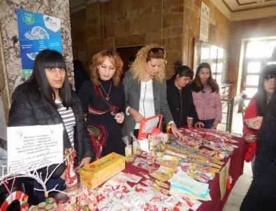 Студенти от Медицинския университет в Плевен продават благотворително мартеници