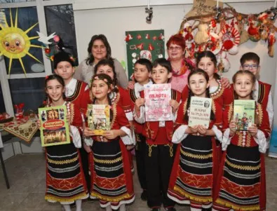 Деца от Лом наредиха мартеници в изложба