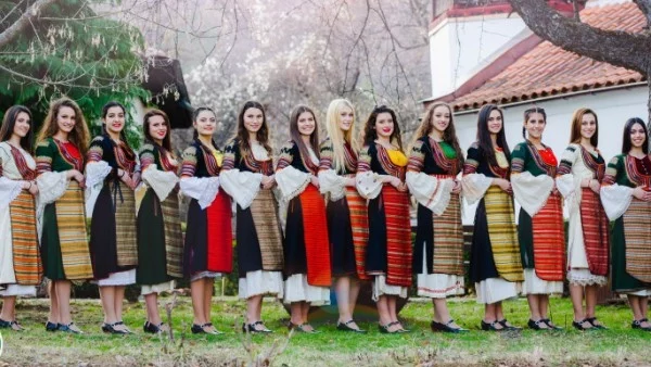 Участнички в конкурса "Девойка Кюстендилска пролет" ще раздават знамена за 3-ти март