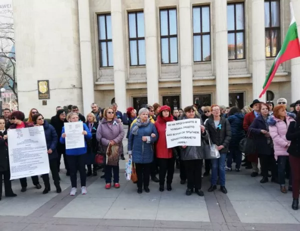 Медицински сестри от Бургас: Не ни прогонвайте в чужбина!
