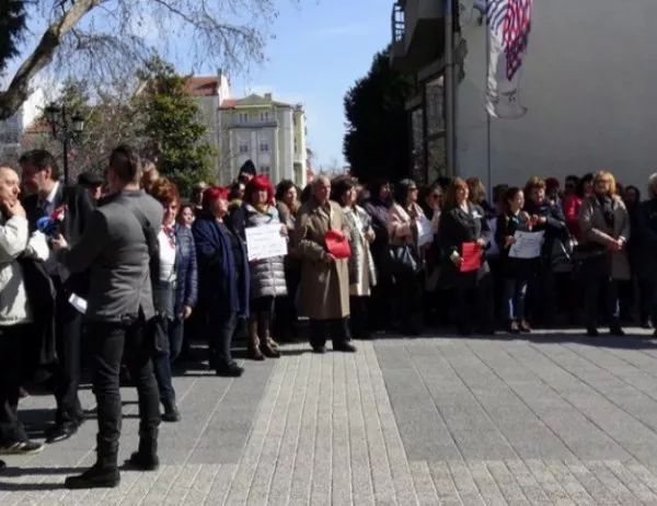Над сто медицински сестри в Пловдив протестираха срещу ниското си заплащане