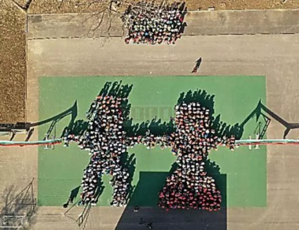 Деца направиха най-голямата жива мартеница в русенско училище