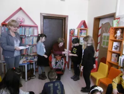 Баба Марта върза мартенички на малките посетители на библиотеката в Добрич