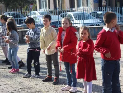 Пловдивски ученици изработиха рекордно дълга мартеница