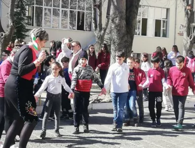 “Да съхраним българското” отново изпълни двора на старозагорско училище (СНИМКИ)