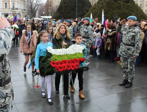 Русенци празнуваха славния 3 март пред Паметника на свободата