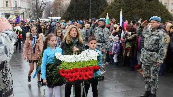 Русенци празнуваха славния 3 март пред Паметника на свободата