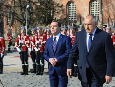 Борисов посрещна Медведев с държавни почести, граждани - с плакати (СНИМКИ)