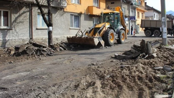 Започна ремонтът на една от ключовите улици в Тетевен