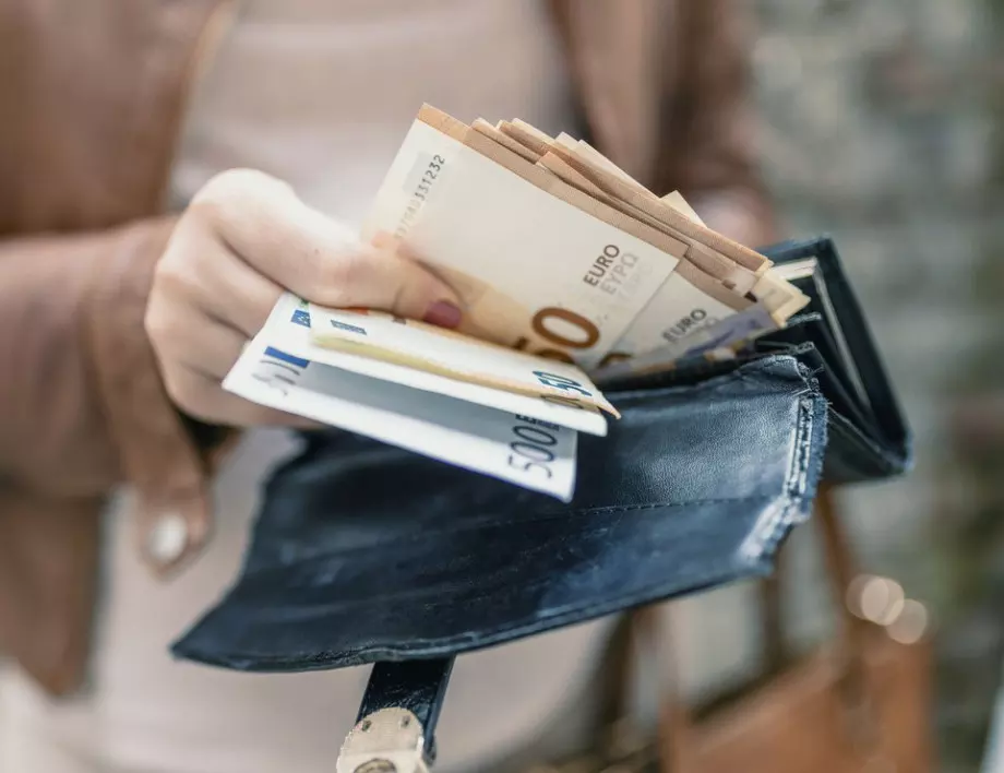 Рекорд в измамите - жена плати 150 000 евро на "ухажор"