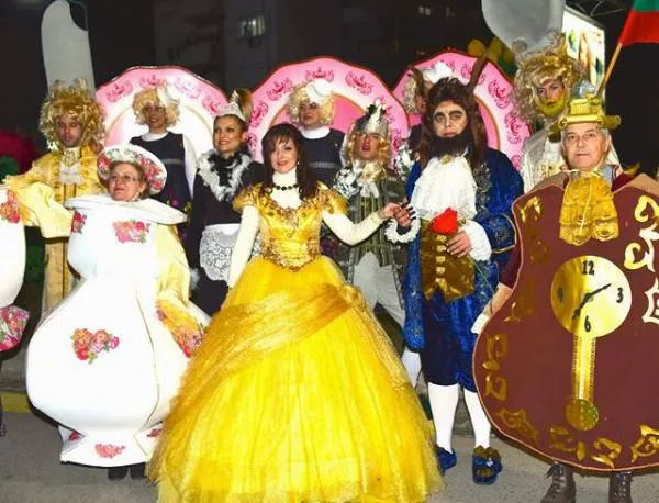 Театралният състав на Разлог на карнавал в Македония