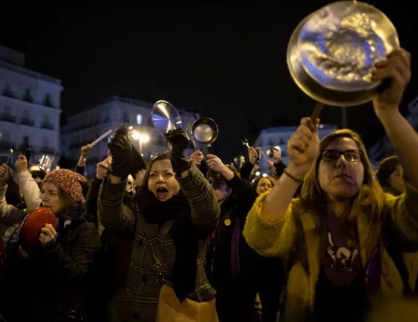 В Мадрид отбелязаха 8 март с тенджери и тигани (СНИМКИ)