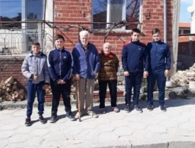 Деца от благоевградско село помогнаха на възрастни хора да си приберат дървата