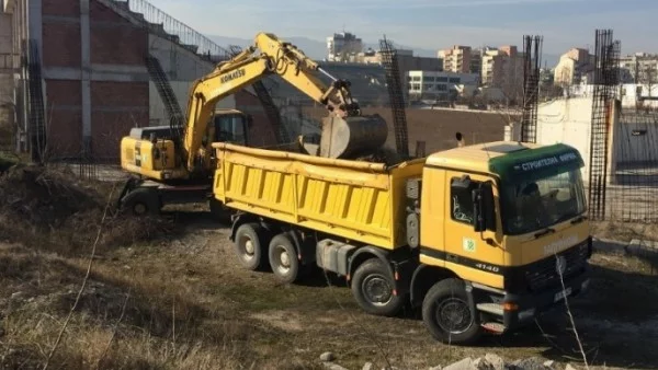 Добра новина за феновете на Ботев Пловдив - багери влязоха на "Колежа"