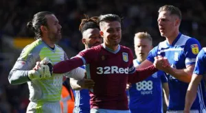 Фен на Бирмингам прати звездата на Астън Вила в нокдаун (ВИДЕО)