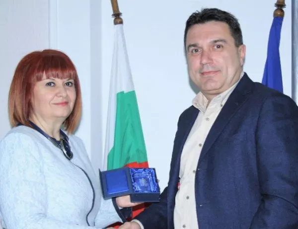 Транспортен шеф от Видин с почетен знак заради фотоси от Казанлъшко
