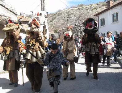 Кукери и карнавалци прогониха злото от Асеновград (ВИДЕО)