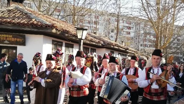 Кукери гониха злите сили в Добрич