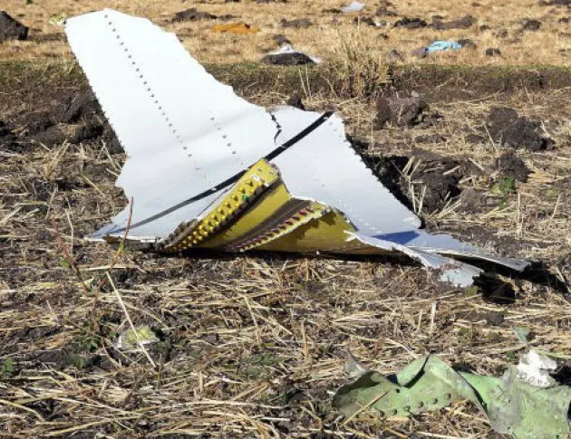 Малък самолет се разби в населено място в Пакистан, има жертви