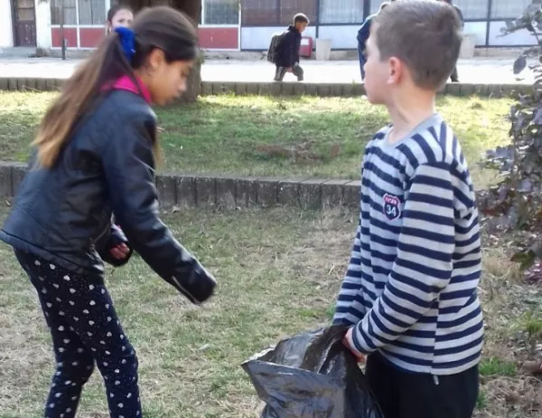 Учениците в Крушари събират захвърлени отпадъци в края на всяка седмица